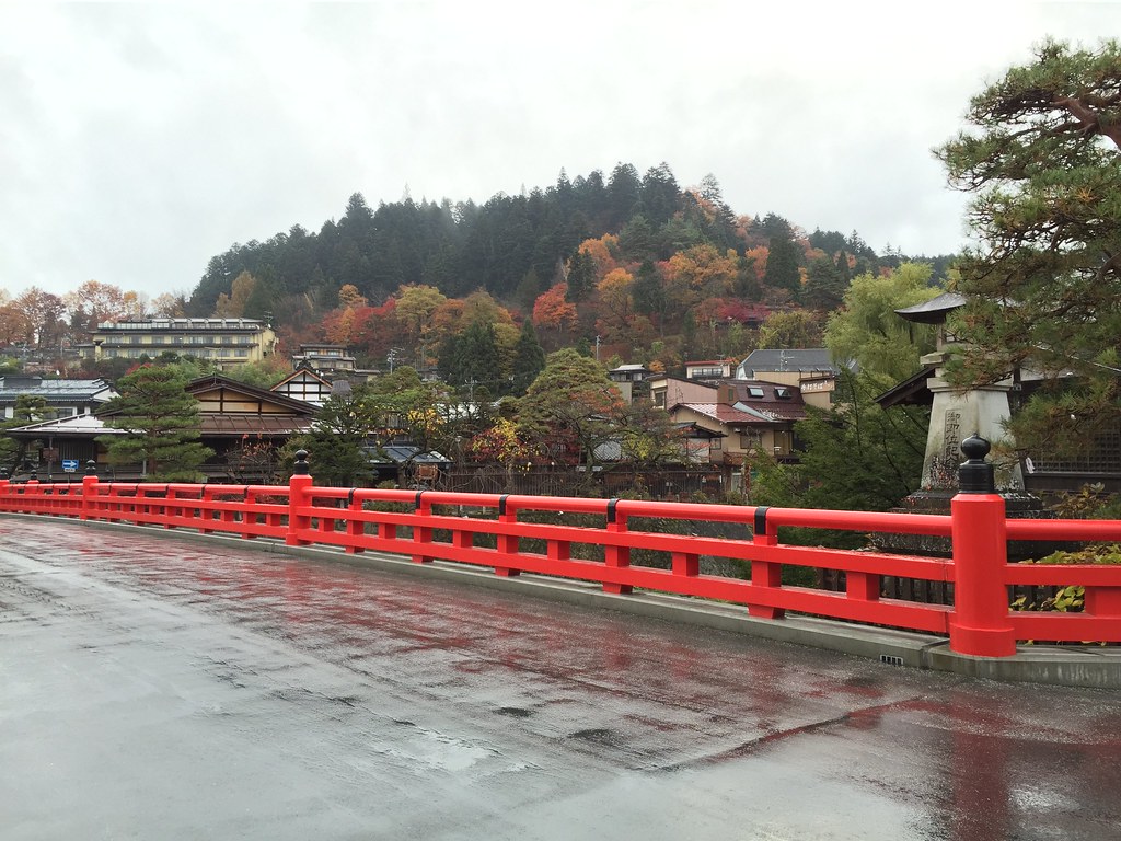 赤い橋が特徴的な「中橋」高山