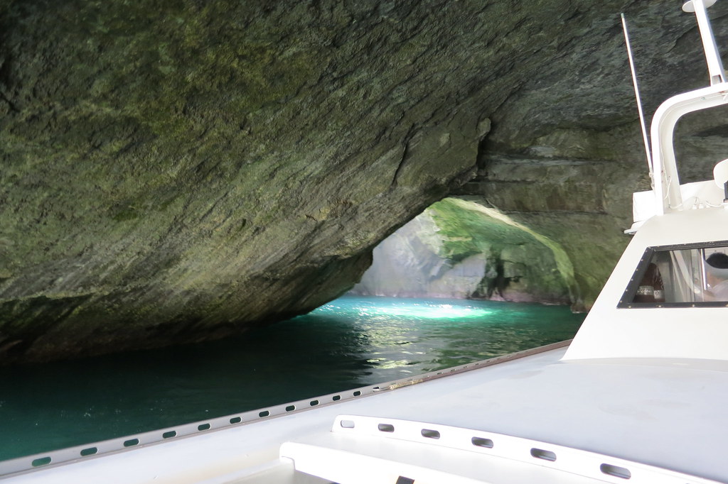 フェリーで行く神秘的な堂ヶ島洞くつ巡り