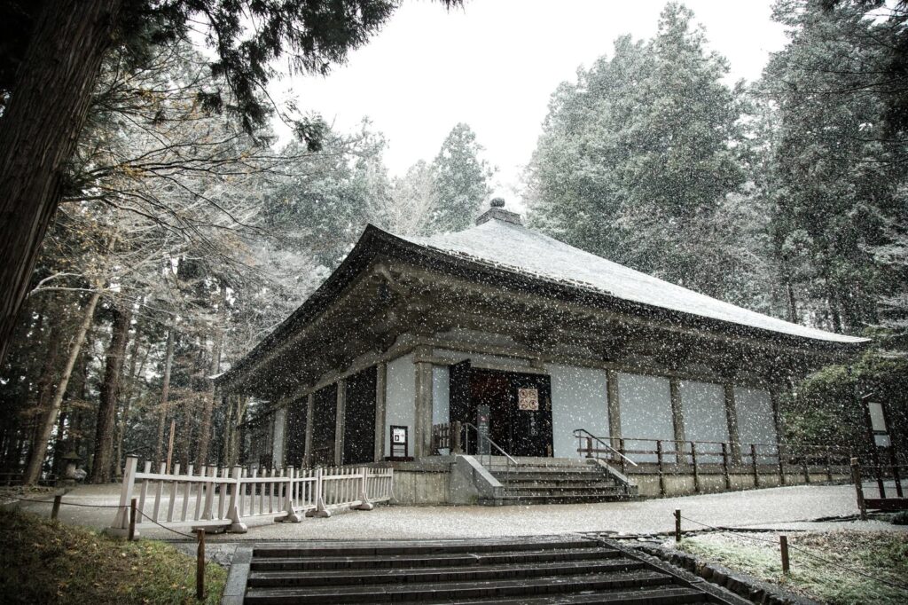 雪に包まれた冬の中尊寺金色堂