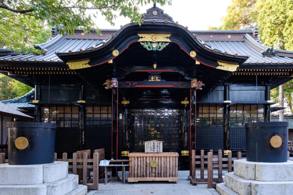 黒塗りが格式を感じさせる千葉県玉前神社の本殿
