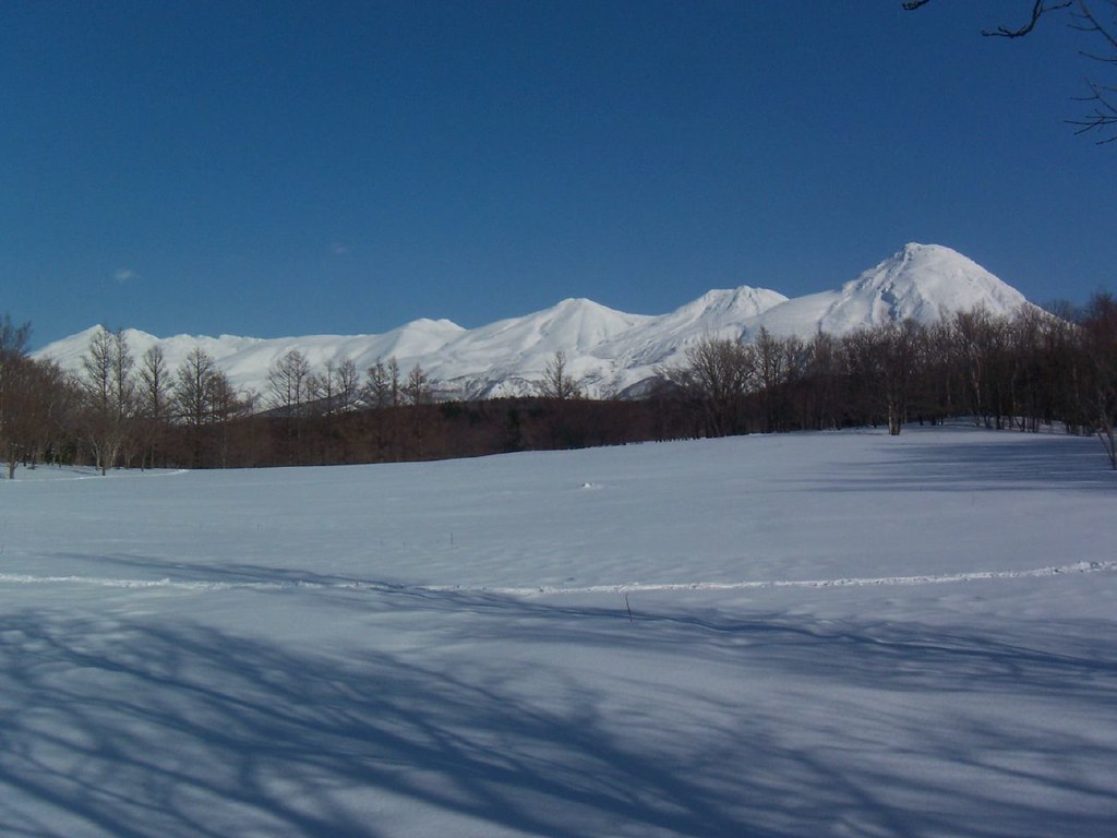 知床半島の中心に位置する壮大な山脈「知床連山」