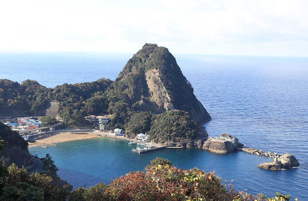 西伊豆を代表的な景観地の雲見海岸