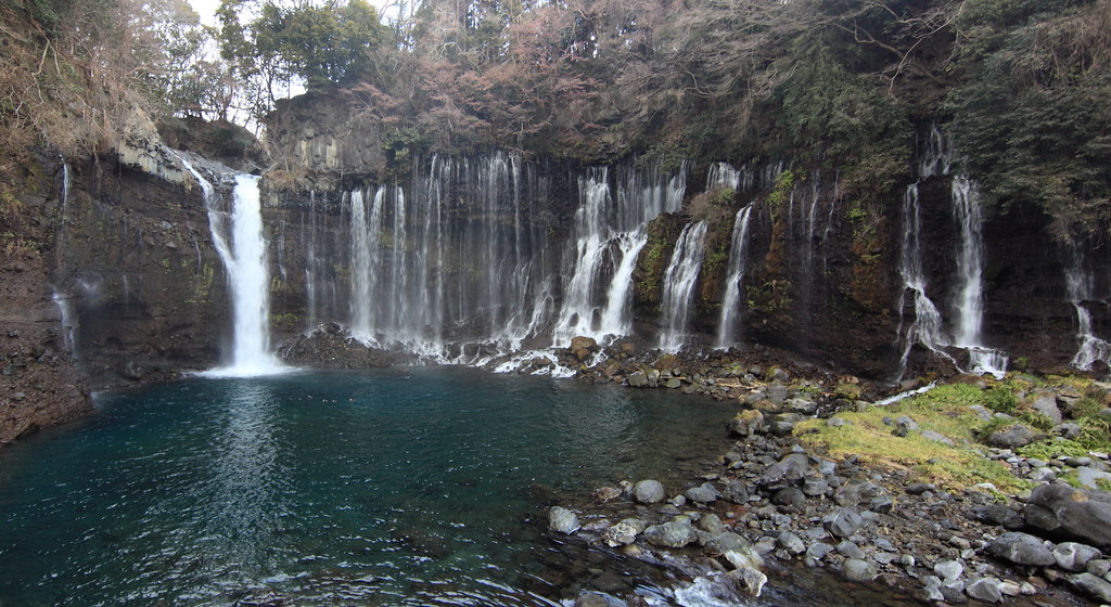 静岡県富士宮市に位置する美しい滝「白糸の滝」