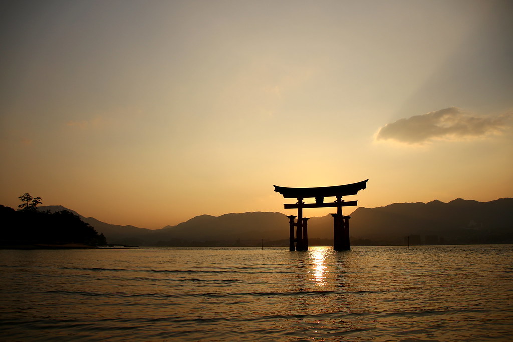 夕暮れの厳島神社