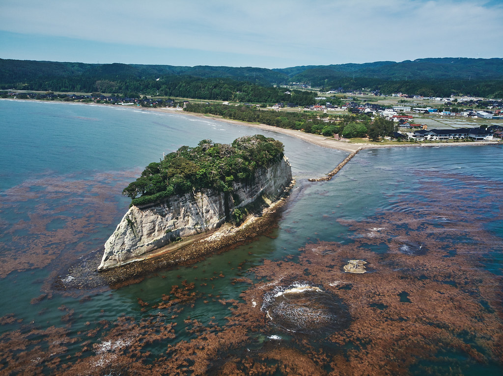 「軍艦島」とも呼ばれている見附島