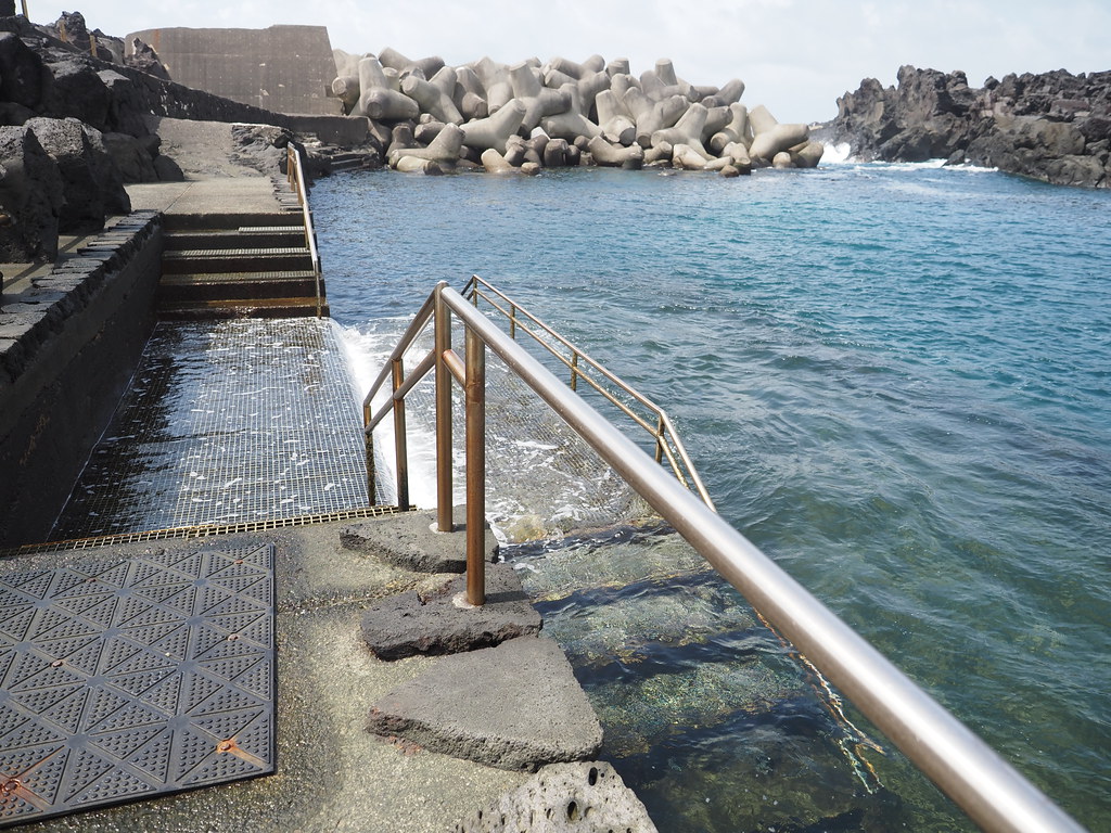 夏には多くの人が海水浴に訪れる旧八重根海水浴場