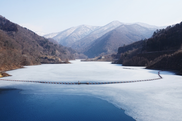 雪と湖のコントラストが美しい冬の奥四万湖