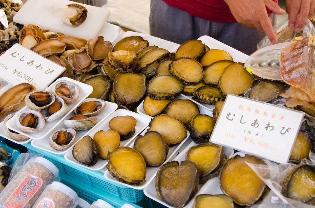 新鮮な海産物や地元の特産品が並ぶ輪島朝市