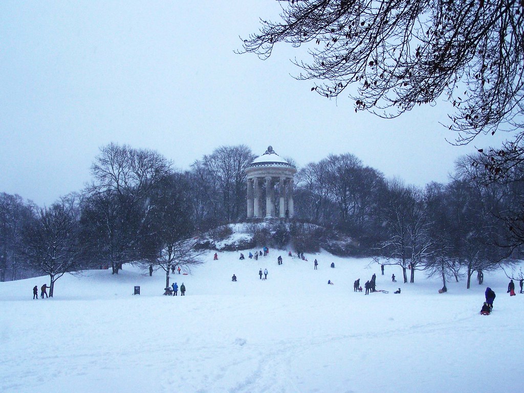 一面雪景色のイングリッシュ・ガーデンで遊んでいる人々