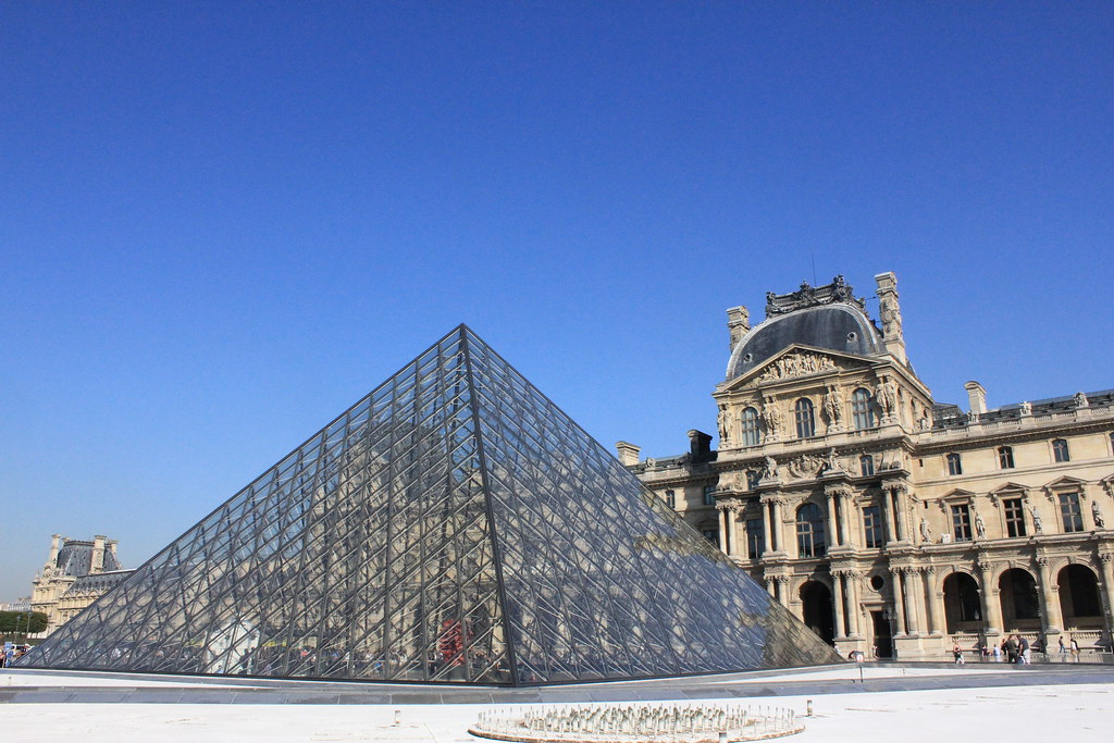 フランスの観光スポット・ルーブル美術館のピラミッド