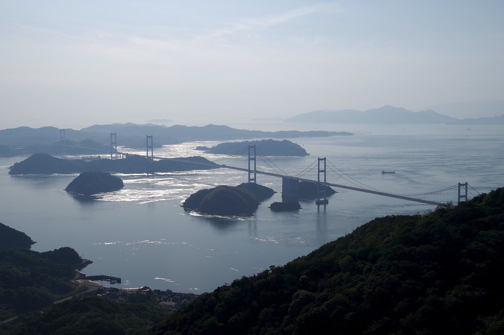 亀老山展望公園から見る来島海峡大橋や瀬戸内海の島々