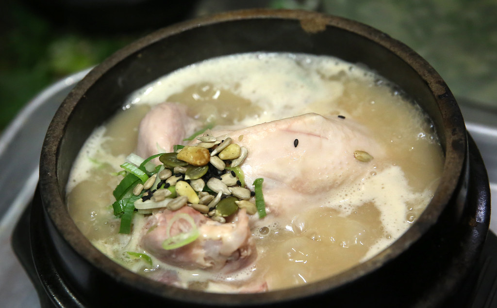 韓国の伝統的な参鶏湯を楽しめる有名店・土俗村