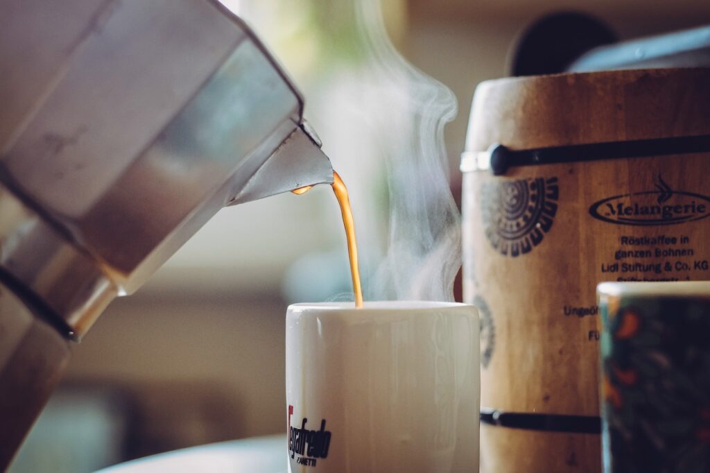 カフェのコーヒーを注ぐイメージ