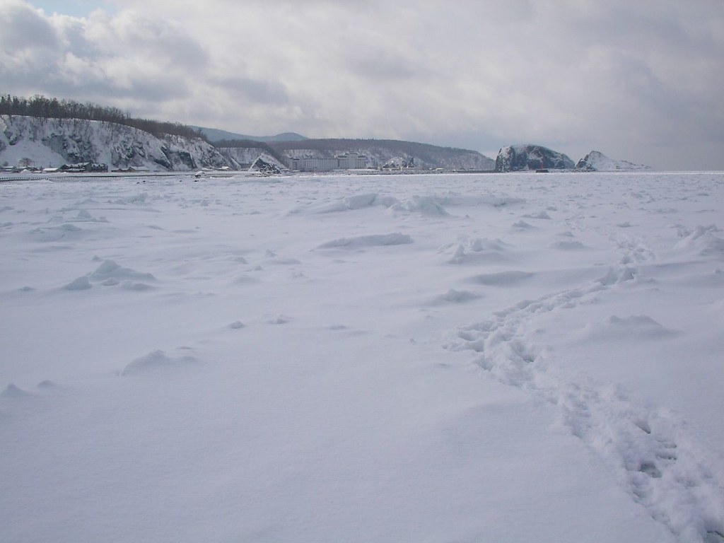 純白の雪に包まれた知床の絶景