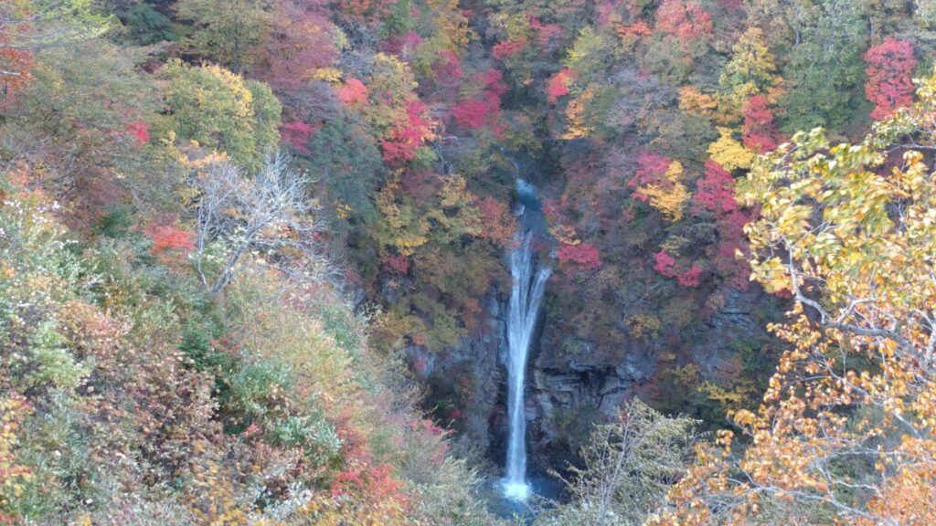 那須高原の紅葉スポット・駒止の滝