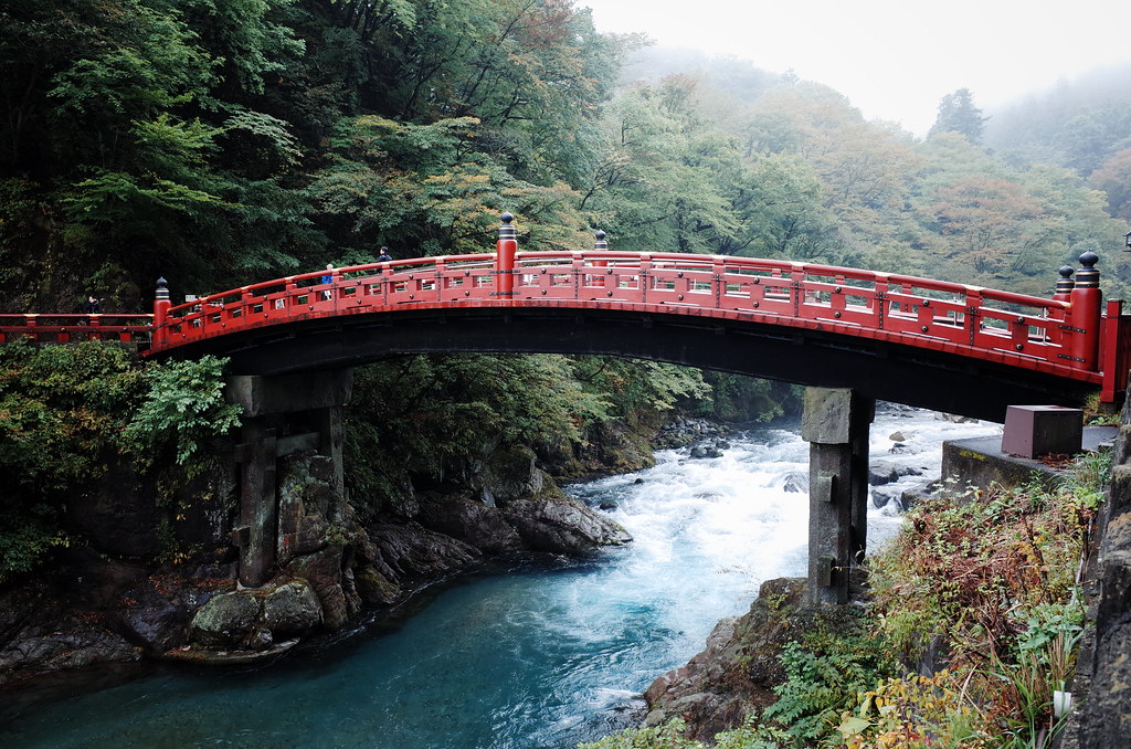 森の中で赤く印象的な日本三奇橋の二荒山神橋