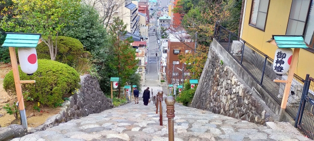 11月の愛媛観光で行く道後温泉の階段