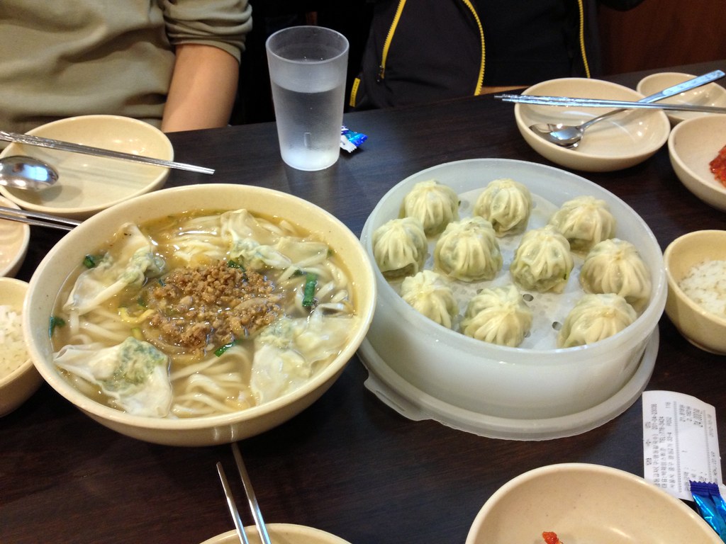 長時間煮込まれ深い旨味が自慢の明洞餃子