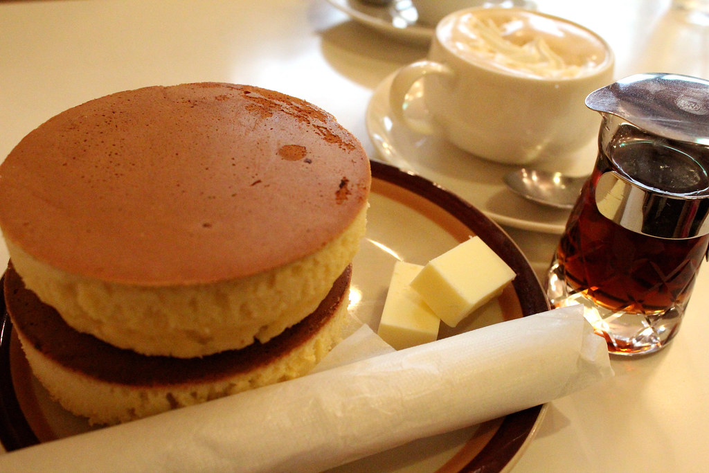 イワタコーヒー店で人気のふわふわのパンケーキ