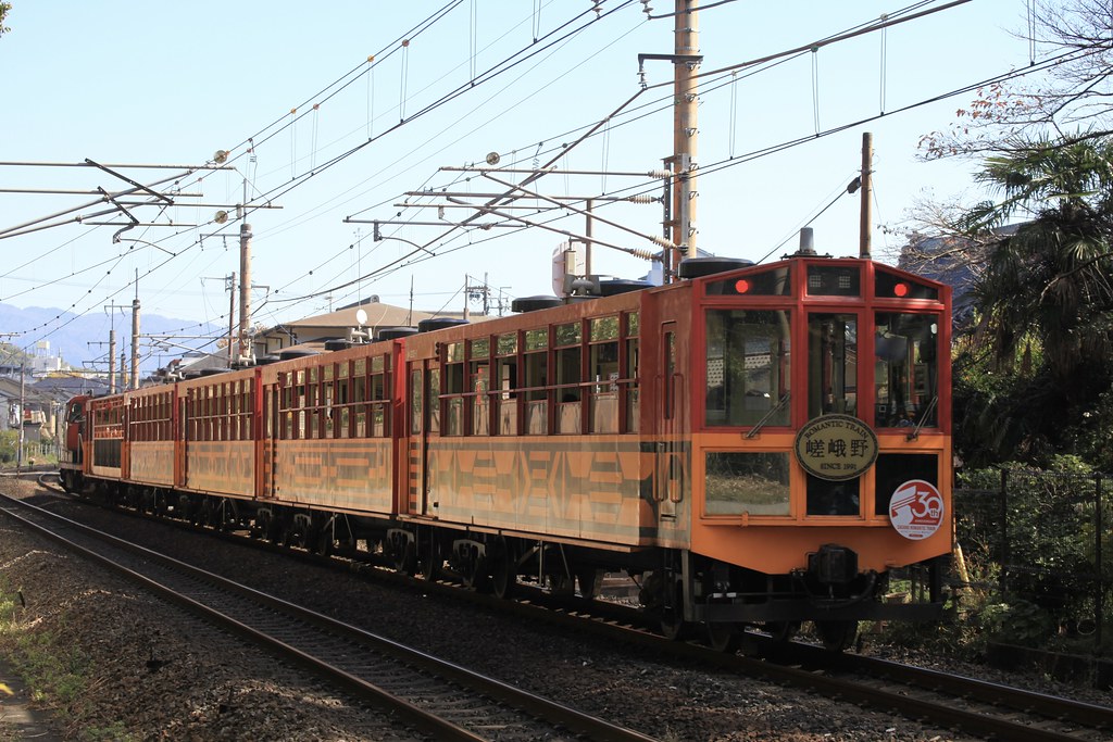 12月の京都を走る嵯峨野トロッコ列車のイメージ画像