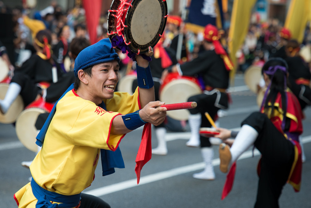 エイサーを踊る人々