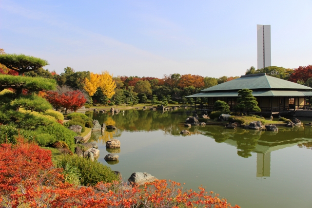 紅葉に色づく大仙公園の日本庭園