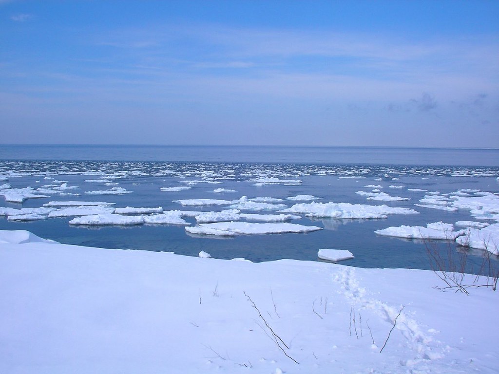 冬の北海道知床の観光スポット・流氷