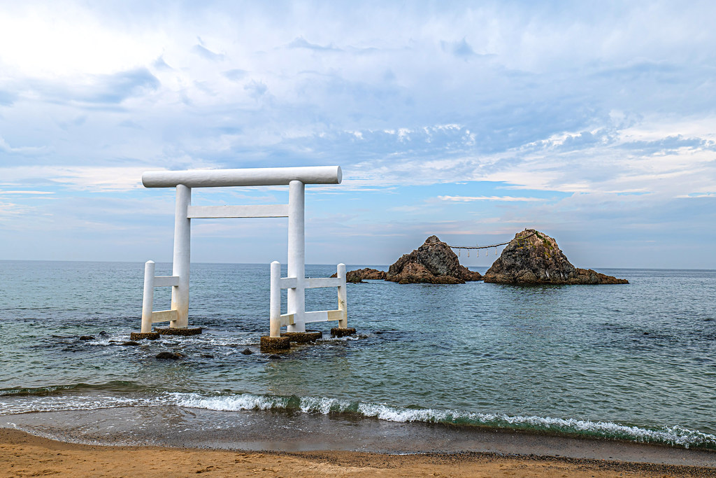 観光スポットとして人気の桜井二見ヶ浦の夫婦岩