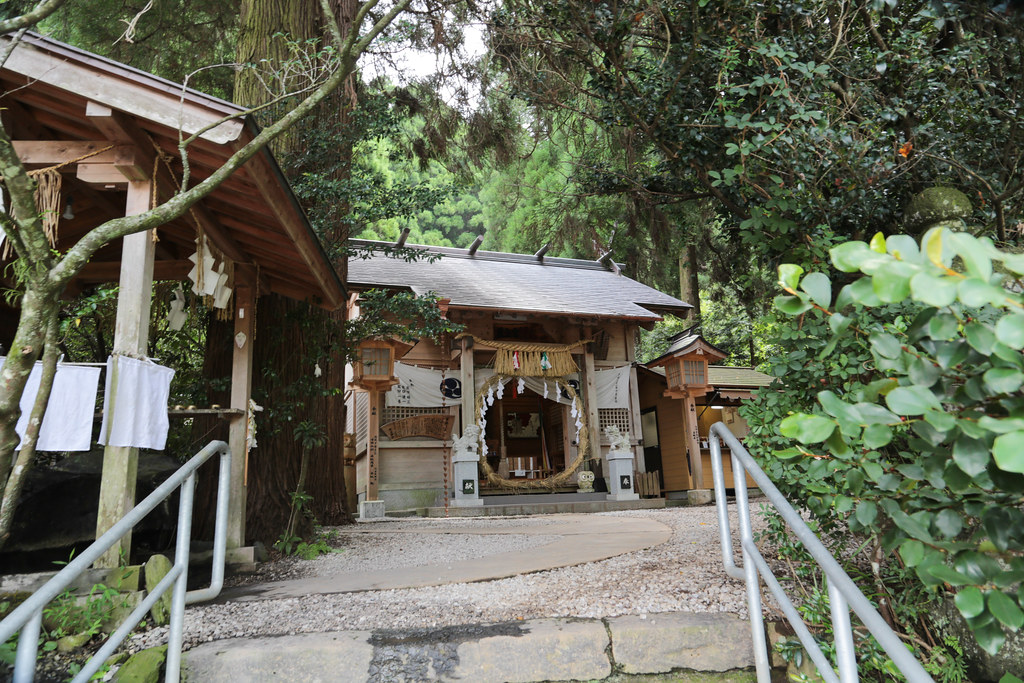 芸能の神様を祀る荒立神社の外観