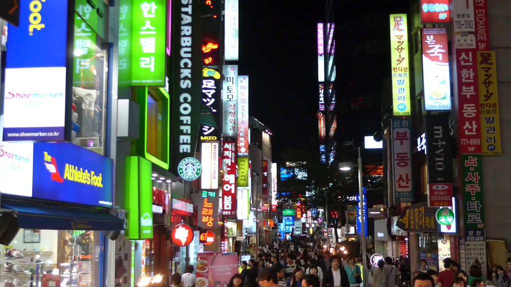 ショッピングスポット明洞通りの夜の賑わい