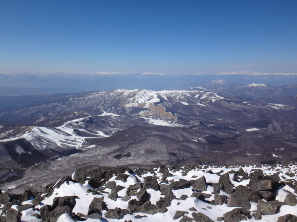 蓼科山から見る霧ヶ峰、銀世界が広がっている