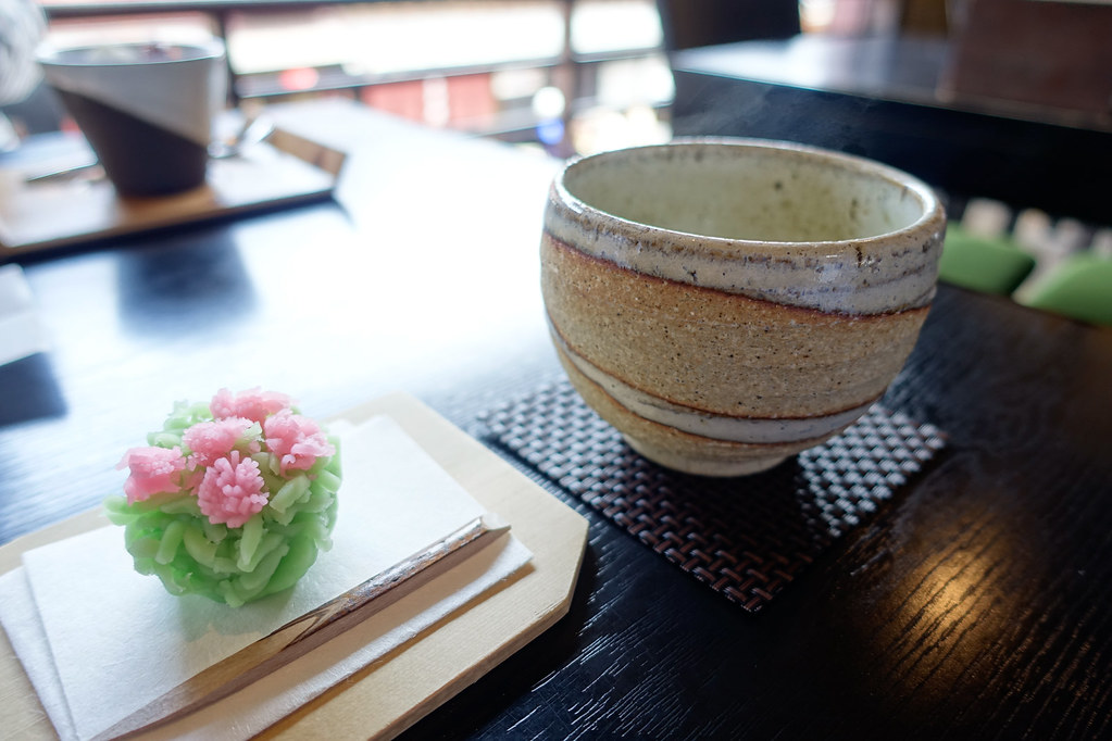 ひがし茶屋街のカフェで和菓子と抹茶を堪能