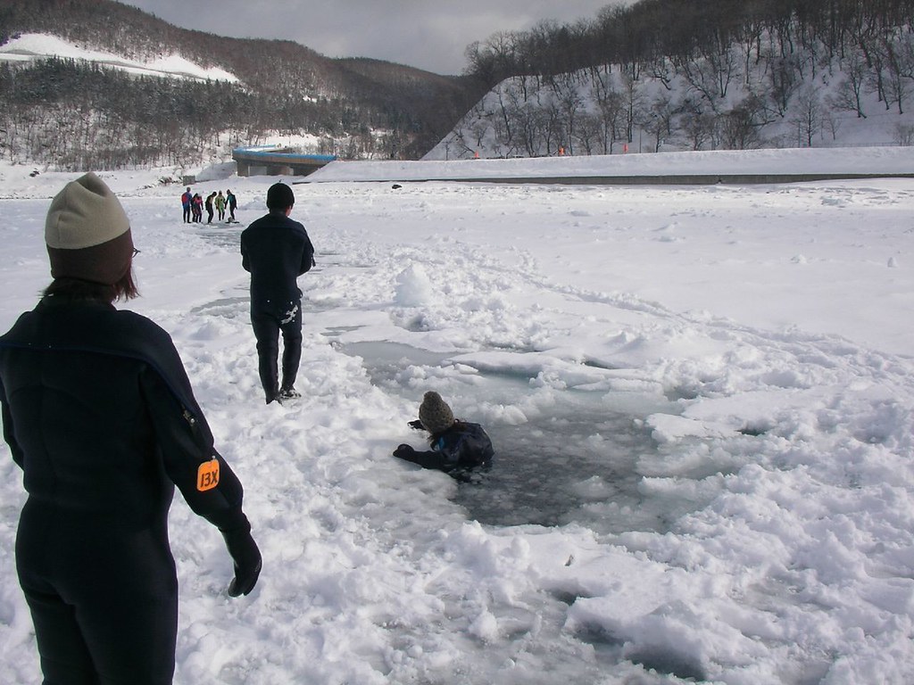 知床で流氷ウォーク®を楽しむ観光客