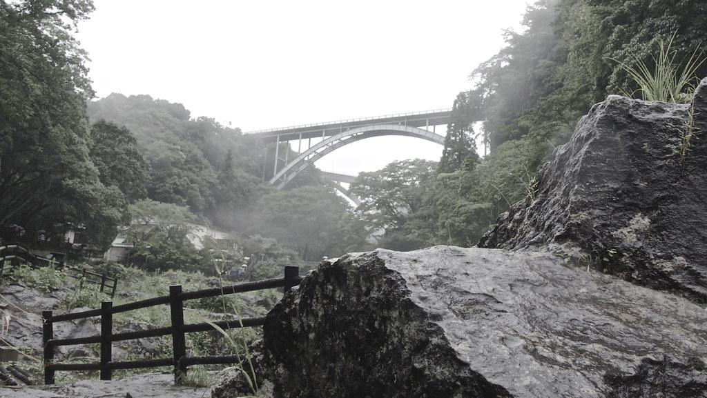 高千穂峡にかかる橋を下から眺める