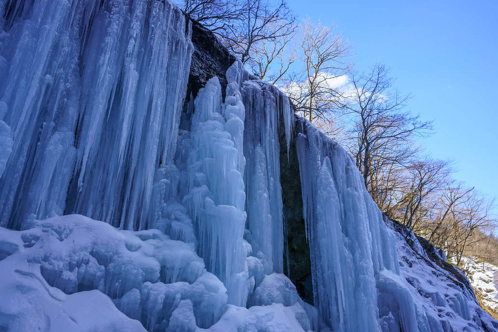 「氷の神殿」と称される見事な氷瀑の冬の雲竜渓谷