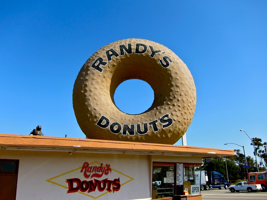 Randy's Donutsの目印、ドーナツ看板