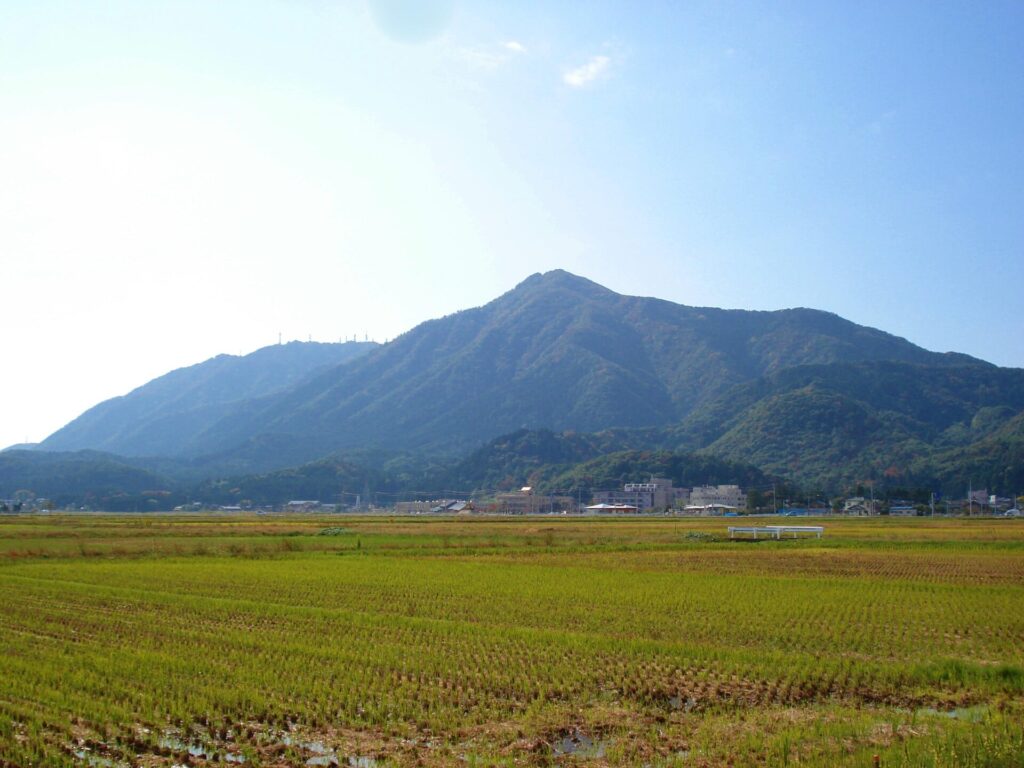 標高634メートルの弥彦山