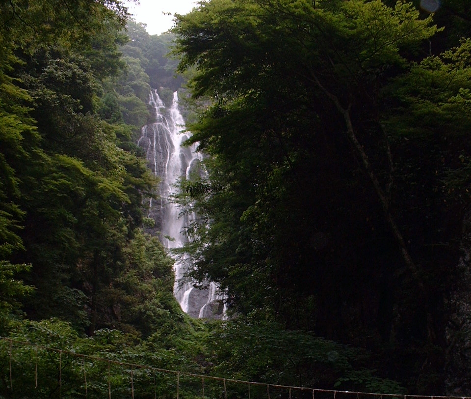 岡山県真庭市に位置する美しい滝・神庭の滝