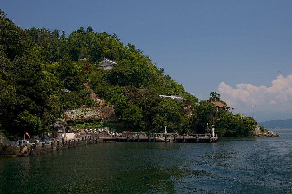 琵琶湖観光で訪れたい竹生島の景色