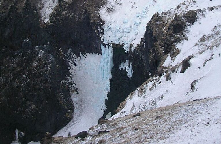 冬になると美しい氷瀑に変わるプレペの滝