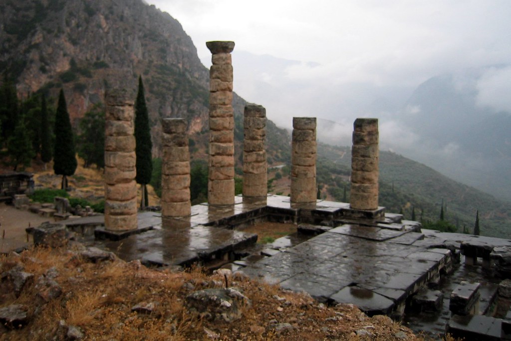 古代ギリシャの神託の地であるデルフィのアポロ神殿跡