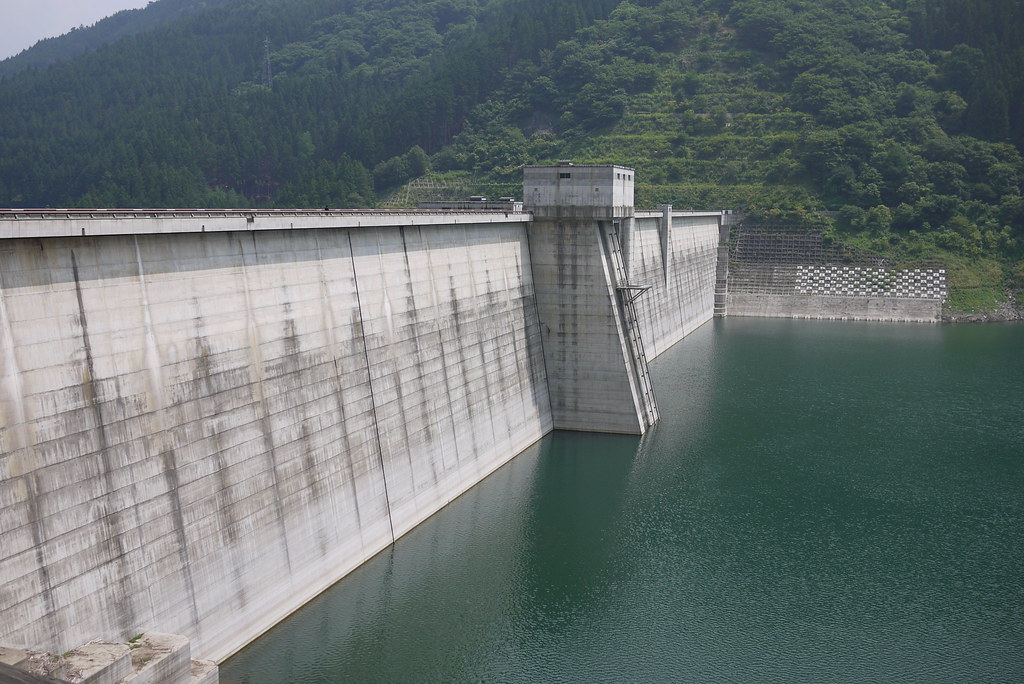 水を湛える滝沢ダム