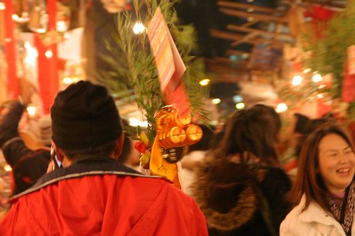 夜も大勢の人で賑わう十日ゑびす大祭の様子