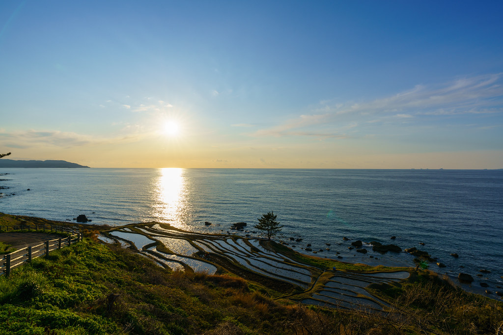 能登の観光スポット・白米千枚田と海