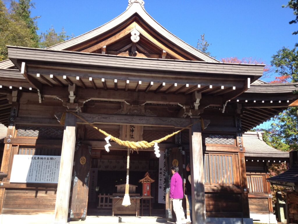 多くの参拝者が訪れる歴史ある那須温泉神社