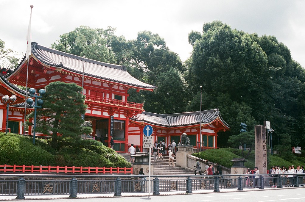 京都八坂神社を参拝する人々