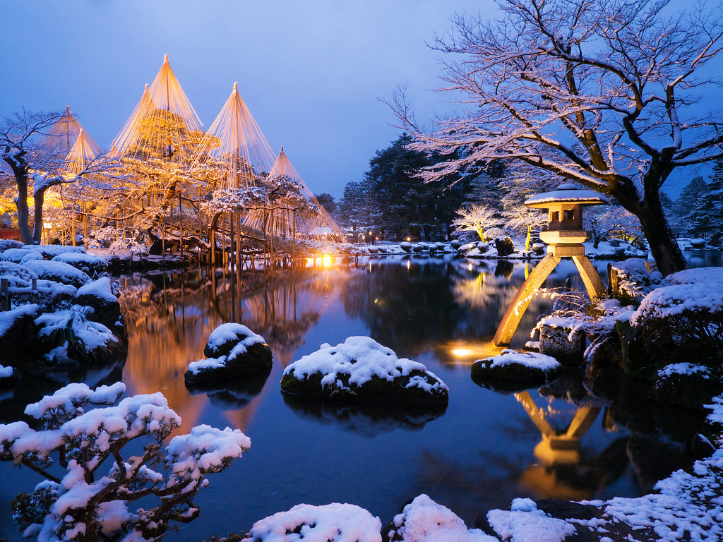 冬の金沢観光で訪れたい、ライトアップされた雪化粧の兼六園