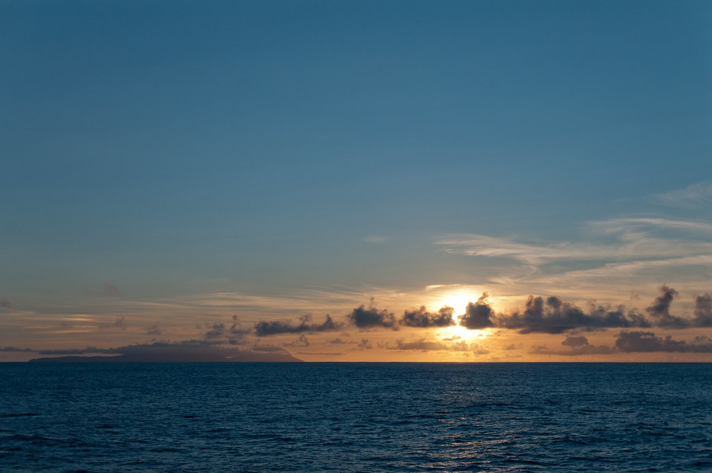 八丈島から太平洋に沈む夕日を眺める