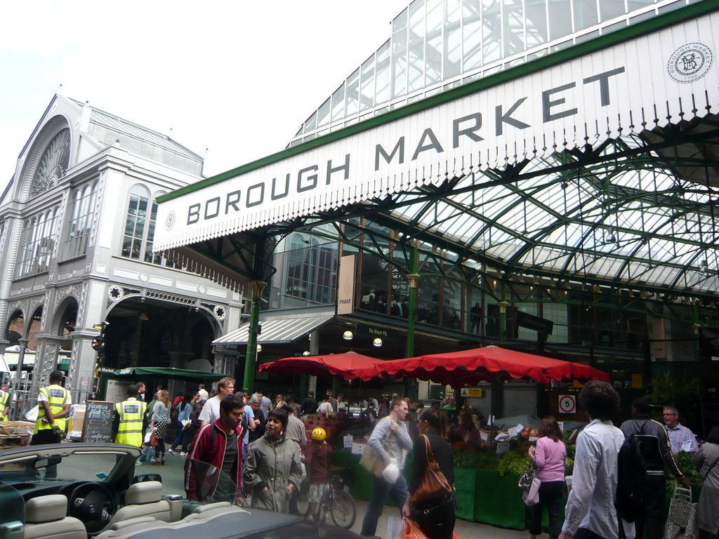 Borough Market、バラ・マーケットの看板と賑わう人々