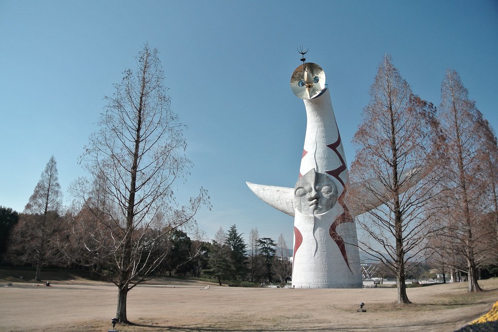 太陽の塔を眺めながら万博記念公園を散策